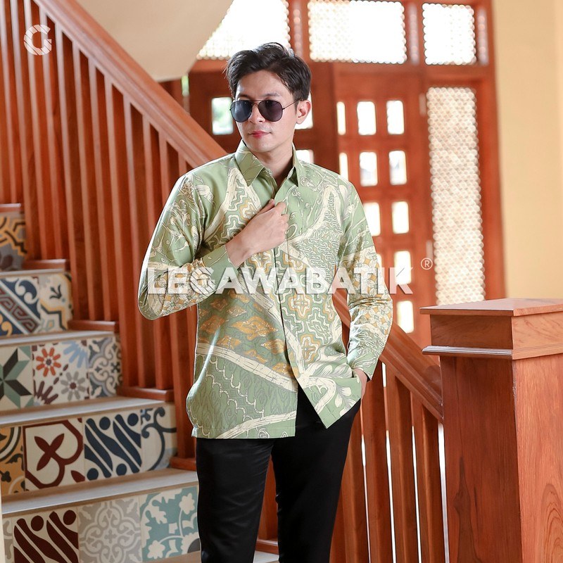 Model mengenakan batik Batik Legawa